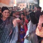 Navaneet Kaur Instagram – आदिशक्ति नवदुर्गा उत्सव मंडल, कलोती नगर, अमरावती गरबा उत्सव में माता राणी के दर्शन किये और दांडिया प्रेमियोको शुभकामना दी तथा महिलाओं के साथ रास गरबा खेल कर आनंद लिया।