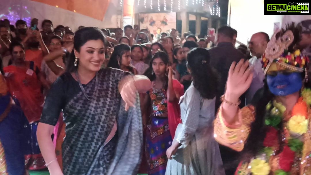 Navaneet Kaur Instagram - आदिशक्ति नवदुर्गा उत्सव मंडल, कलोती नगर, अमरावती गरबा उत्सव में माता राणी के दर्शन किये और दांडिया प्रेमियोको शुभकामना दी तथा महिलाओं के साथ रास गरबा खेल कर आनंद लिया।