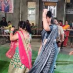 Navaneet Kaur Instagram - बजरंग महिला मंडळ , बजरंग चौक द्वारा आयोजित गरबा उत्सव में माता राणी के दर्शन किये और दांडिया प्रेमियोको शुभकामना दी तथा महिलाओं के साथ रास गरबा खेल कर आनंद लिया।