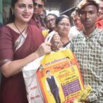 Navaneet Kaur Instagram – दरवर्षी प्रमाणे दिवाळी निमित्त युवा स्वाभिमान पार्टी तर्फे आजपासून एक लाख कुटुंबियांना मोफत घरपोच किराणा वाटप सुरू, गांधी आश्रम या एरिया पासून सुरुवात करण्यात आली व 2800 किराणा थैलीचा वाटप करण्यात आला