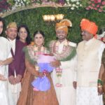 Navaneet Kaur Instagram - खासदार डॉ. अनिलजी बोंडे यांचे पुत्र चि. डॉ. कुणाल व कु. आयुष्मा यांच्या विवाह सोहळ्याला उपस्थित होती. दोघांनाही सहजीवनाच्या हार्दिक शुभेच्छा या मंगल प्रसंगी दिल्या !