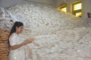 Navaneet Kaur Instagram - आयी दिवाली आया किराणा कल से 1 लाख घरों में विधायक रवि राणा व सांसद नवनीत राणा की ओर से मजदूर, किसान, आदिवासी, दिहाड़ी वाले गोर-गरीब जनता के लिए हर साल की तरह किराना वितरण की शुरुवात होने वाली है, हमारी दीवाली हुम् हर साल अच्छी करते तो हर गरीब की दीवाली अच्छी होना चाहिए यही उद्देश्य है विधायक रवि राणा व सांसद नवनीत राणा स्व-खर्च से किराना वितरण शुरू करेंगे और हर घर युवा स्वाभिमान पार्टी के 200 से ज्यादा कार्यकर्ता की टीम कल से घर घर जाकर किराना पहुचाने का काम करेंगे , शक्कर, तेल, चना दाल, पोहा,मैदा मुरमुरा, रवा, सोयाबीन वड़ी, डालडा, मसाले, शेंगदना और नमक के पैकेट्स बनाकर एक बैग में भरकर पहुचाया जाएगा . 