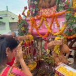 Navaneet Kaur Instagram - बालाजी संस्थान देउरवाड़ा ता चांदुर बाजार याठिकाणी बालाजी यात्रा महोत्सव मध्ये दर्शन घेऊन महाआरती केली यावेळी हजारोच्या संख्येने सर्व भाविक भक्त उपस्थित होते