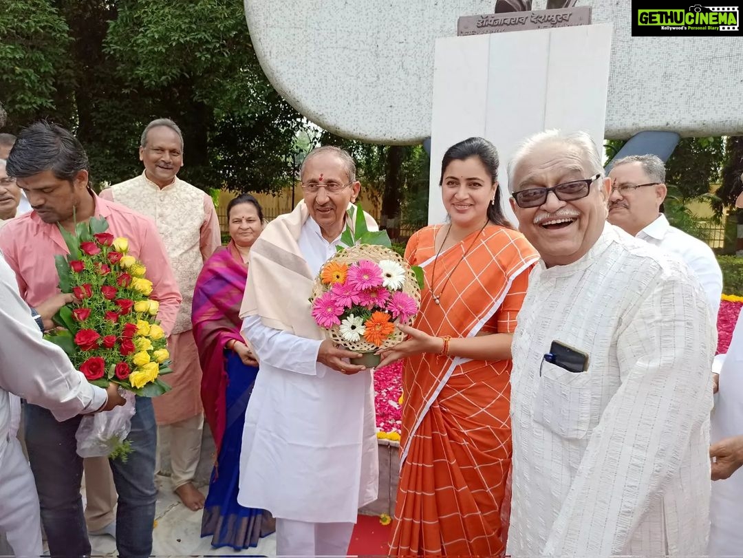 Navaneet Kaur Instagram - श्री शिवाजी शिक्षण संस्था अमरावती द्वारा आयोजित दसरा निमित्त सोने अर्पण समारंभ मध्ये उपस्थिती दर्शवली व सर्वांना दसऱ्याच्या शुभेच्छा दिल्या व जेष्ठांचे आशीर्वाद घेतले
