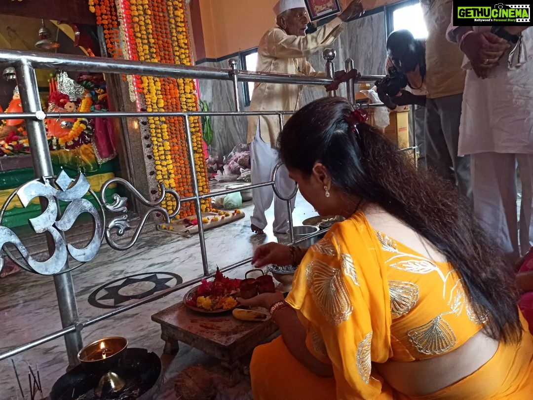 Navaneet Kaur Instagram - श्री आदि माँ शक्ति पिपलाज माता मंदिर, कुरहा, अमरावती में माता राणी के दर्शन किये और आशीर्वाद लिया।