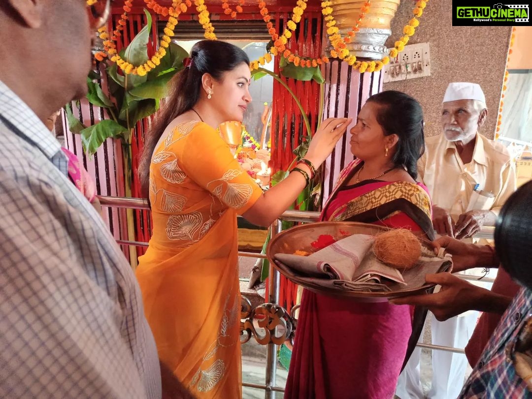 Navaneet Kaur Instagram - श्री आदि माँ शक्ति पिपलाज माता मंदिर, कुरहा, अमरावती में माता राणी के दर्शन किये और आशीर्वाद लिया।