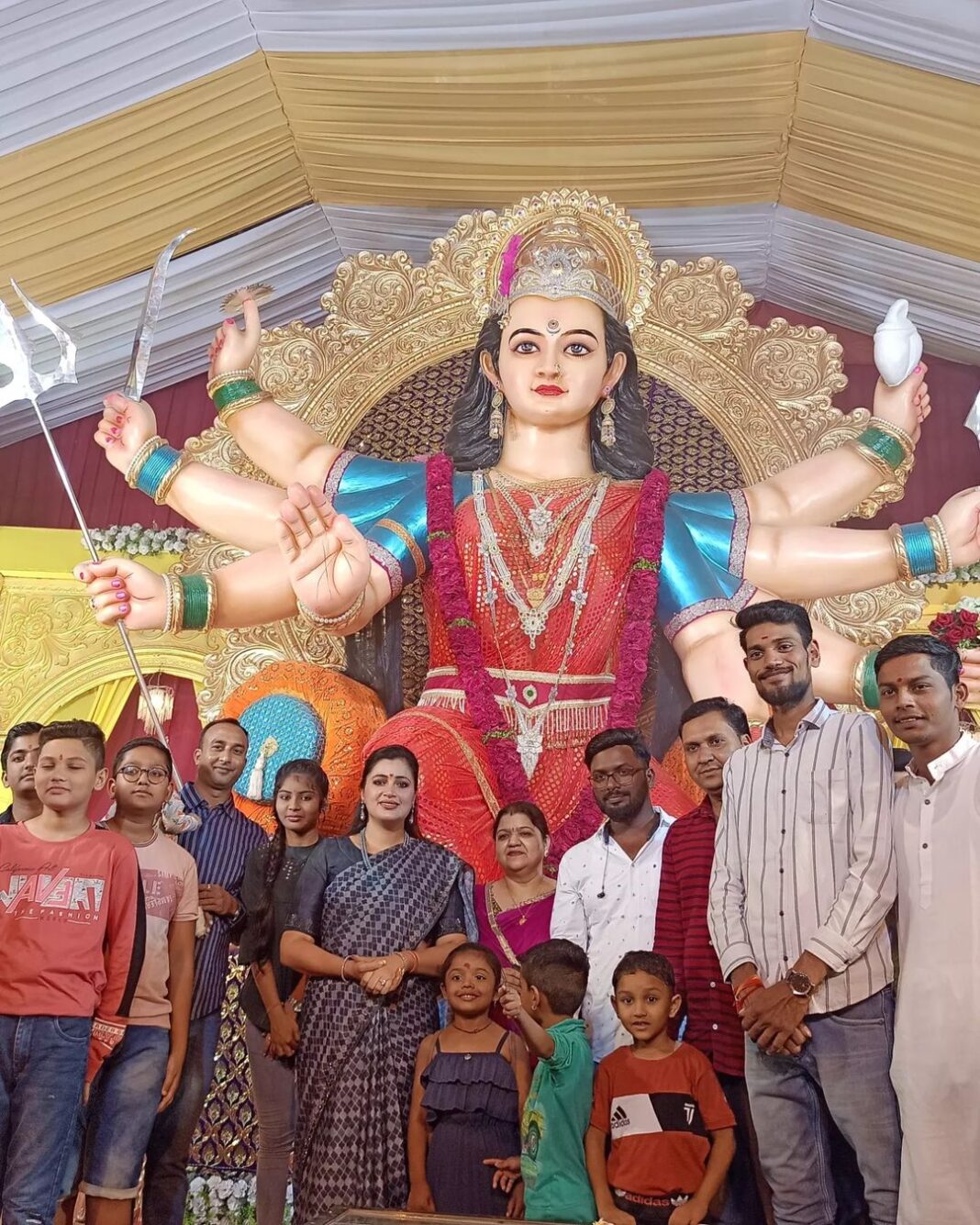 Navaneet Kaur Instagram - पंचदीप नवदुर्गोत्सव मंडळ गांधी चौक अमरावती येथे माता जी चे दर्शन करुण आशीर्वाद घेतले