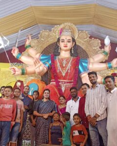 Navaneet Kaur Instagram - पंचदीप नवदुर्गोत्सव मंडळ गांधी चौक अमरावती येथे माता जी चे दर्शन करुण आशीर्वाद घेतले