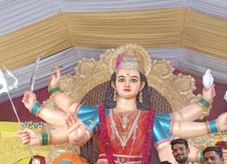 Navaneet Kaur Instagram - पंचदीप नवदुर्गोत्सव मंडळ गांधी चौक अमरावती येथे माता जी चे दर्शन करुण आशीर्वाद घेतले