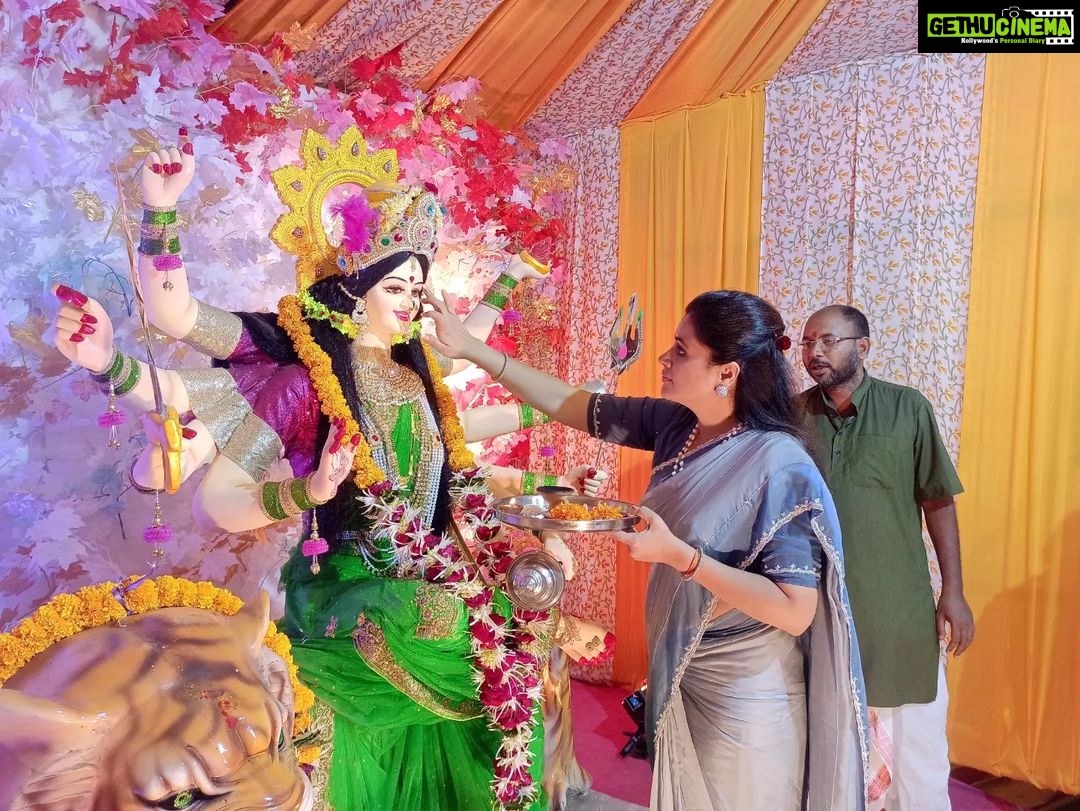 Navaneet Kaur Instagram - जय अम्बा नवदुर्गाउत्सव मंडल रविनगर में माता राणी के दर्शन किये और आशीर्वाद लिया।