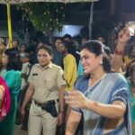 Navaneet Kaur Instagram - पंचवटी नवदुर्गोत्सव मंडल रविनगर द्वारा आयोजित गरबा उत्सव में माता राणी के दर्शन किये और दांडिया प्रेमियोको शुभकामना दी तथा महिलाओं के साथ रास गरबा खेल कर आनंद लिया।