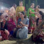Navaneet Kaur Instagram - जलाराम सतसंग मंडल भक्ती धाम द्वारा आयोजित अमरावती यह गरबा उत्सव में माता राणी के दर्शन किये और दांडिया प्रेमियोको शुभकामना दी तथा महिलाओं के साथ रास गरबा खेल कर आनंद लिया।