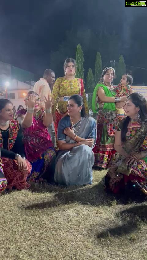 Navaneet Kaur Instagram - जलाराम सतसंग मंडल भक्ती धाम द्वारा आयोजित अमरावती यह गरबा उत्सव में माता राणी के दर्शन किये और दांडिया प्रेमियोको शुभकामना दी तथा महिलाओं के साथ रास गरबा खेल कर आनंद लिया।