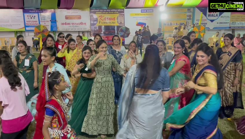 Navaneet Kaur Instagram - जय गोविंदा मित्र मंडल द्वारा आयोजित रुड्रेश मंगलम अमरावती यह गरबा उत्सव में माता राणी के दर्शन किये और दांडिया प्रेमियोको शुभकामना दी तथा महिलाओं के साथ रास गरबा खेल कर आनंद लिया।