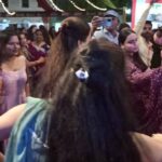Navaneet Kaur Instagram - गर्ल हायस्कूल अमरावती यह गरबा उत्सव में माता राणी के दर्शन किये और दांडिया प्रेमियोको शुभकामना दी तथा महिलाओं के साथ रास गरबा खेल कर आनंद लिया।