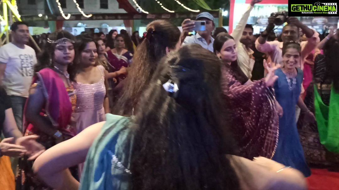 Navaneet Kaur Instagram - गर्ल हायस्कूल अमरावती यह गरबा उत्सव में माता राणी के दर्शन किये और दांडिया प्रेमियोको शुभकामना दी तथा महिलाओं के साथ रास गरबा खेल कर आनंद लिया।