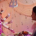 Navaneet Kaur Instagram - श्री गुरु गोरखनाथ नवदुर्गा मंडल में दुर्गा माता के दर्शन कर आरती की।