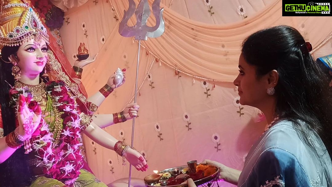 Navaneet Kaur Instagram - श्री गुरु गोरखनाथ नवदुर्गा मंडल में दुर्गा माता के दर्शन कर आरती की।