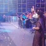 Navaneet Kaur Instagram - श्री संतोष सिंग व जिग्नेश हिरानी द्वारा आयोजित GM नवरात्री उत्सव 2022 फाल्गुनी पाठक दांडिया कार्यक्रम, बोरिवली मे माता राणी के दर्शन किये और दांडिया प्रेमियोको शुभकामना दी तथा महिलाओं के साथ रास गरबा खेल कर आनंद लिया। आपने जो मेरा स्वागत किया है उससे मैं अभिभूत हूँ।आप सभी को हृदय से धन्यवाद। जय श्री राम जय हनुमान की जय जय कार से गूंज उठा पूरा परिसर