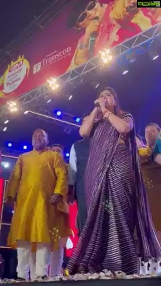 Navaneet Kaur Instagram - श्री संतोष सिंग व जिग्नेश हिरानी द्वारा आयोजित GM नवरात्री उत्सव 2022 फाल्गुनी पाठक दांडिया कार्यक्रम, बोरिवली मे माता राणी के दर्शन किये और दांडिया प्रेमियोको शुभकामना दी तथा महिलाओं के साथ रास गरबा खेल कर आनंद लिया। आपने जो मेरा स्वागत किया है उससे मैं अभिभूत हूँ।आप सभी को हृदय से धन्यवाद। जय श्री राम जय हनुमान की जय जय कार से गूंज उठा पूरा परिसर