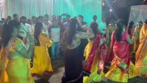 Navaneet Kaur Instagram - नवरात्री के शुभ पर्वपर परतवाडा स्थित सदर बाजार की महाराणी दुर्गा मंडळ पर भेट दि तथा महीलाओ के संग रास गरबा का आनंद लिया