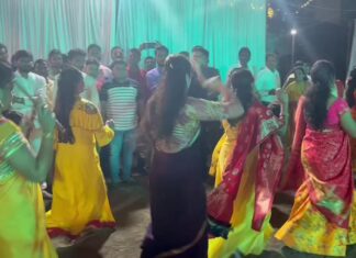Navaneet Kaur Instagram - नवरात्री के शुभ पर्वपर परतवाडा स्थित सदर बाजार की महाराणी दुर्गा मंडळ पर भेट दि तथा महीलाओ के संग रास गरबा का आनंद लिया