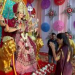 Navaneet Kaur Instagram - नवरात्री के शुभ पर्वपर परतवाडा स्थित सदर बाजार की महाराणी दुर्गा मंडळ पर भेट दि तथा महीलाओ के संग रास गरबा का आनंद लिया