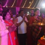 Navaneet Kaur Instagram - राजापेठ येथील श्री रामदेवबाबा मंदिर प्रांगणात रासगरब्याचे उदघाटन केले,यावेळी प्रमुख अतिथी म्हणून समाजसेवक श्री चंद्रकुमारजी जाजोदिया उपस्थित होते,या वेळी स्वातंत्र्याचा अमृतमहोत्सवी वर्षानिम्मित हा रासगरबा समर्पित करण्यात आला असून,भारतमातेच्या पूजनाने या कार्यक्रमाचा प्रारंभ झाला