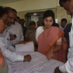 Navaneet Kaur Instagram - अमरावती जिल्हा स्त्री सामान्य रुग्णालयाच्या(डफरीन हॉस्पिटल) 50 कोटी रुपये किमतीच्या 200 बेड क्षमतेच्या नवीन वास्तूचे निर्माण कार्य अंतिम टप्प्यात,महाराष्ट्राचे उपमुख्यमंत्री तथा अमरावती जिल्ह्याचे पालकमंत्री श्री देवेंद्रजी फडणवीस यांचे हस्ते सदर भव्य दिव्य सर्व सुविधायुक्त वास्तूचे लवकरच होणार लोकार्पण, सर्व अधिकाऱ्यां समवेतआज पाहणी करून घेतला इमारतीचा आढावा,जुन्या डफरीन दवाखान्यात अपुऱ्या जागेमुळे महिला रुग्णांची गैरसोय होत होती,एका बेडवर 2/2रुग्ण, कधी कधी प्रसूत माता व नवजात शिशुना जमिनीवर झोपावे लागत होते,ही बाब लक्षात घेऊन केलेल्या पाठपुराव्याला यश,तत्कालीन मुख्यमंत्री श्री देवेंद्रजी फडणवीस यांचे कार्यकाळात या इमारतीच्या बांधकामाला मिळाली मान्यता आणि देवेंद्रजी फडनविस यांचेद्वारे मंजूर 50 कोटींच्या निधीतून साकारली गेली ही भव्य दिव्य इमारत