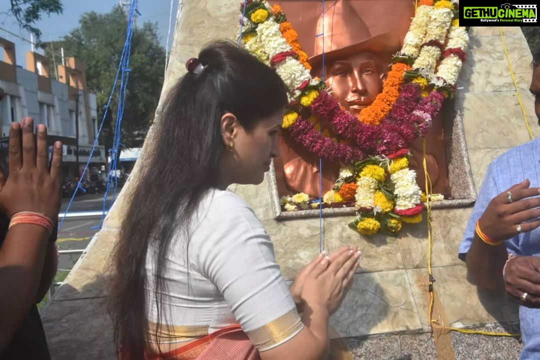 Navaneet Kaur Instagram - भारत के आजादी के लिए अपना सर्वस्व न्योछावर कर फांसी के फंदे को गले लगानेवाले अमर वीरशहीद भगतसिंहजी की आज जयंती, इस अवसर पर कोटी कोटी नमन...डॉ बाबासाहेब आंबेडकर चौक स्थित अमर शहीद भगतसिंहजी की प्रतिमा को माल्यार्पण कर अभिवादन किया