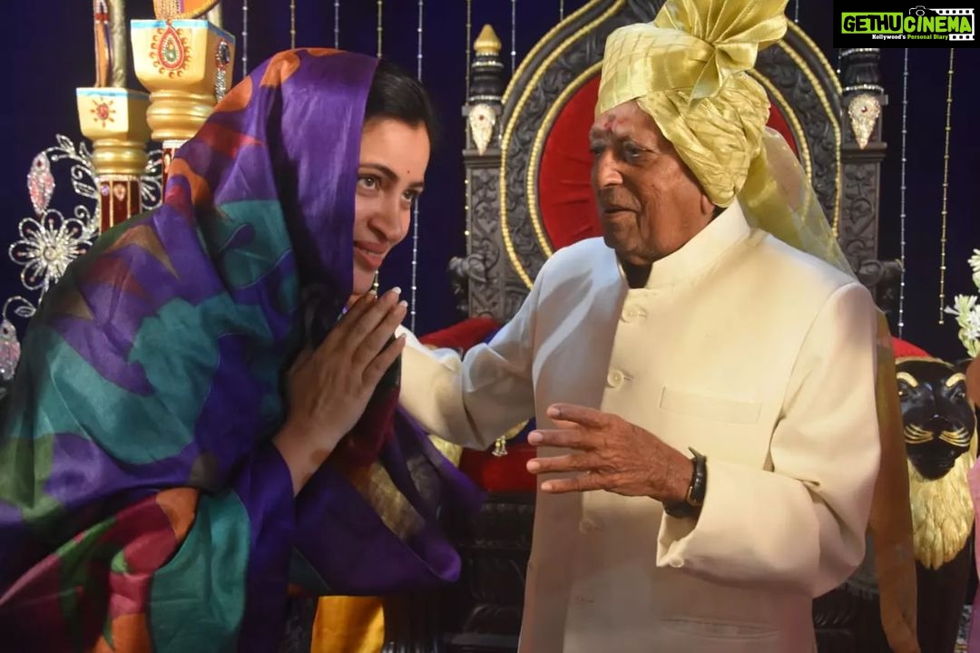 Navaneet Kaur Instagram - पूजनीय भाऊसाहेब यांच्या जन्मोत्सव निमित्त गुरुजींचे दर्शन घेऊन आशीर्वाद घेतले...