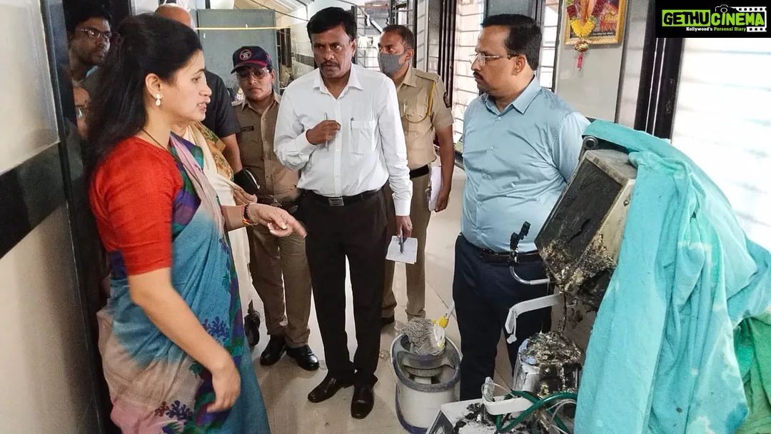 Navaneet Kaur Instagram - जिल्हा स्त्री रुग्णालय(डफरीन हॉस्पिटल)येथे नवजात शिशु कक्षात लागलेली आग ही शॉट सर्किटमुळे,या दुर्घटनेत कोणतीही जीवित हानी नाही,तातडीने रुग्णालयात धाव घेऊन परिस्थितीची माहिती घेतली,सर्व 27 शिशुना सुपर स्पेशालिटी मध्ये हलविण्यात आले असून,आता परिस्थिती आटोक्यात आहे
