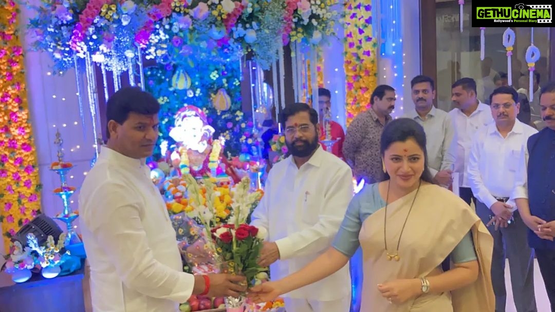 Navaneet Kaur Instagram - महाराष्ट्र राज्याचे मुख्यमंत्री मा ना एकनाथ जी शिंदे साहेब यांच्या मुंबई येथील वर्षा निवास्थानी जाऊन श्री गणरायाचे दर्शन घेतले. या वेळी खासदार श्रीकांत जी शिंदे सह पत्नी व आमदार रवीजी राणा उपस्थित होते.