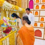 Navaneet Kaur Instagram - मुंबई येथील सागर निवासस्थानी महाराष्ट्र चे लाडके उप-मुख्यमंत्री मा ना देवेंद्र जी फडणवीस साहेबांच्या आई च्या उपास्थित श्री गणरायाचे दर्शन घेतले व आईचा आशीर्वाद घेतला. यावेळी आमदार रवीजी राणा उपस्थित होते. #ganeshotsav #ganpati #devendrafadnavis #Maharashtra