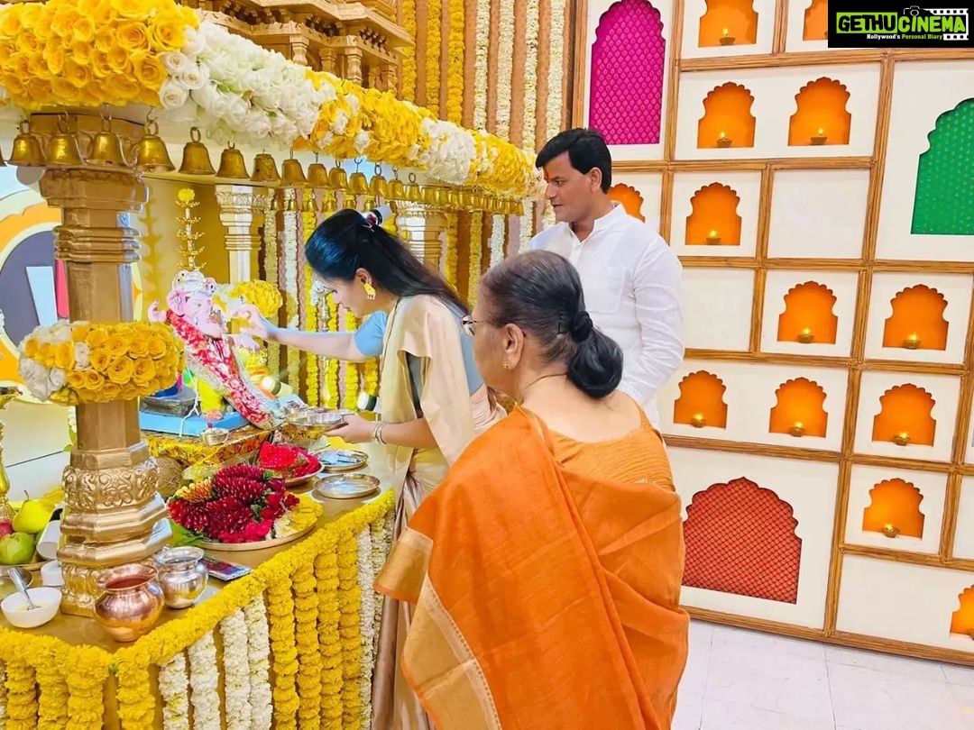 Navaneet Kaur Instagram - मुंबई येथील सागर निवासस्थानी महाराष्ट्र चे लाडके उप-मुख्यमंत्री मा ना देवेंद्र जी फडणवीस साहेबांच्या आई च्या उपास्थित श्री गणरायाचे दर्शन घेतले व आईचा आशीर्वाद घेतला. यावेळी आमदार रवीजी राणा उपस्थित होते. #ganeshotsav #ganpati #devendrafadnavis #Maharashtra
