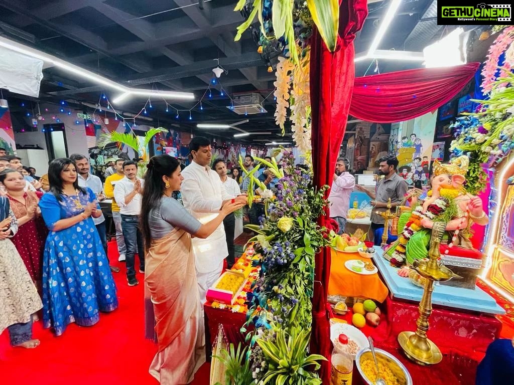 Navaneet Kaur Instagram - TV9 मराठी च्या मुंबई येथील मुख्य कार्यालय मध्ये आज गणपती बाप्पा ची आरती करून दर्शन घेतले व TV9 च्या पूर्ण टीम ला शुभेच्छा दिल्या।