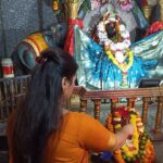 Navaneet Kaur Instagram - मुरहा देवी तालुका अंजनगाव सुरजी येथे आई एकविरा देवीचे दर्शन घेऊन युवा स्वाभिमान पार्टी द्वारा आयोजित गरबा दांडिया स्पर्धेत उपस्थिती दर्शवली . तसेच अनेक अनाथ मुलं मुलींना यावेळी सायकल वाटप करण्यात आले आणि अनेक भजन मंडळास भजन साहित्य वाटप करण्यात आले, यावेळी हजारोंच्या संख्येने सर्व भाविक भक्त उपस्थित होते. सर्व स्पर्धकांसोबत व महिलांसोबत गरबा खेळण्याचा आनंद घेतले