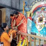 Navaneet Kaur Instagram - मुरहा देवी तालुका अंजनगाव सुरजी येथे आई एकविरा देवीचे दर्शन घेऊन युवा स्वाभिमान पार्टी द्वारा आयोजित गरबा दांडिया स्पर्धेत उपस्थिती दर्शवली . तसेच अनेक अनाथ मुलं मुलींना यावेळी सायकल वाटप करण्यात आले आणि अनेक भजन मंडळास भजन साहित्य वाटप करण्यात आले, यावेळी हजारोंच्या संख्येने सर्व भाविक भक्त उपस्थित होते. सर्व स्पर्धकांसोबत व महिलांसोबत गरबा खेळण्याचा आनंद घेतले