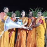 Navaneet Kaur Instagram - मुरहा देवी तालुका अंजनगाव सुरजी येथे आई एकविरा देवीचे दर्शन घेऊन युवा स्वाभिमान पार्टी द्वारा आयोजित गरबा दांडिया स्पर्धेत उपस्थिती दर्शवली . तसेच अनेक अनाथ मुलं मुलींना यावेळी सायकल वाटप करण्यात आले आणि अनेक भजन मंडळास भजन साहित्य वाटप करण्यात आले, यावेळी हजारोंच्या संख्येने सर्व भाविक भक्त उपस्थित होते. सर्व स्पर्धकांसोबत व महिलांसोबत गरबा खेळण्याचा आनंद घेतले