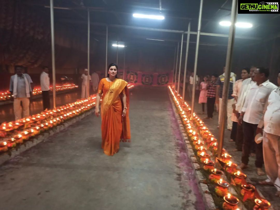 Navaneet Kaur Instagram - इच्छा पूर्ति दुर्गा माता मंदिर , मूर्तिजापुर रोड, दर्यापुर गरबा उत्सव में माता राणी के दर्शन किये और दांडिया प्रेमियोको शुभकामना दी तथा महिलाओं के साथ रास गरबा खेल कर आनंद लिया।