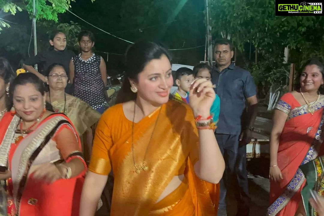 Navaneet Kaur Instagram - इच्छा पूर्ति दुर्गा माता मंदिर , मूर्तिजापुर रोड, दर्यापुर गरबा उत्सव में माता राणी के दर्शन किये और दांडिया प्रेमियोको शुभकामना दी तथा महिलाओं के साथ रास गरबा खेल कर आनंद लिया।