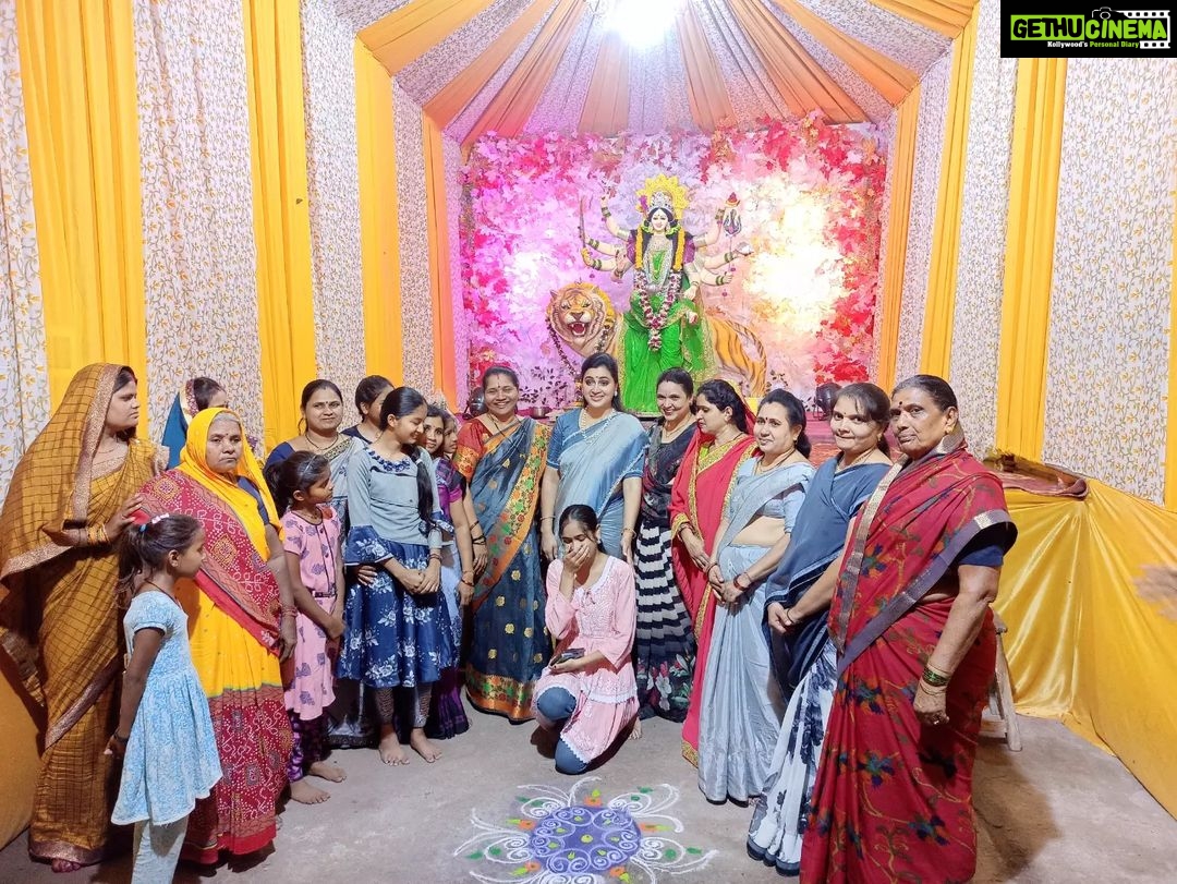 Navaneet Kaur Instagram - जय अम्बा नवदुर्गाउत्सव मंडल रविनगर में माता राणी के दर्शन किये और आशीर्वाद लिया।