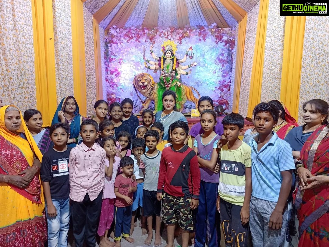 Navaneet Kaur Instagram - जय अम्बा नवदुर्गाउत्सव मंडल रविनगर में माता राणी के दर्शन किये और आशीर्वाद लिया।