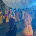 Navaneet Kaur Instagram - नवरात्री के शुभ पर्वपर परतवाडा स्थित सदर बाजार की महाराणी दुर्गा मंडळ पर भेट दि तथा महीलाओ के संग रास गरबा का आनंद लिया