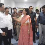 Navaneet Kaur Instagram - अमरावती जिल्हा स्त्री सामान्य रुग्णालयाच्या(डफरीन हॉस्पिटल) 50 कोटी रुपये किमतीच्या 200 बेड क्षमतेच्या नवीन वास्तूचे निर्माण कार्य अंतिम टप्प्यात,महाराष्ट्राचे उपमुख्यमंत्री तथा अमरावती जिल्ह्याचे पालकमंत्री श्री देवेंद्रजी फडणवीस यांचे हस्ते सदर भव्य दिव्य सर्व सुविधायुक्त वास्तूचे लवकरच होणार लोकार्पण, सर्व अधिकाऱ्यां समवेतआज पाहणी करून घेतला इमारतीचा आढावा,जुन्या डफरीन दवाखान्यात अपुऱ्या जागेमुळे महिला रुग्णांची गैरसोय होत होती,एका बेडवर 2/2रुग्ण, कधी कधी प्रसूत माता व नवजात शिशुना जमिनीवर झोपावे लागत होते,ही बाब लक्षात घेऊन केलेल्या पाठपुराव्याला यश,तत्कालीन मुख्यमंत्री श्री देवेंद्रजी फडणवीस यांचे कार्यकाळात या इमारतीच्या बांधकामाला मिळाली मान्यता आणि देवेंद्रजी फडनविस यांचेद्वारे मंजूर 50 कोटींच्या निधीतून साकारली गेली ही भव्य दिव्य इमारत