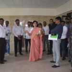 Navaneet Kaur Instagram - अमरावती जिल्हा स्त्री सामान्य रुग्णालयाच्या(डफरीन हॉस्पिटल) 50 कोटी रुपये किमतीच्या 200 बेड क्षमतेच्या नवीन वास्तूचे निर्माण कार्य अंतिम टप्प्यात,महाराष्ट्राचे उपमुख्यमंत्री तथा अमरावती जिल्ह्याचे पालकमंत्री श्री देवेंद्रजी फडणवीस यांचे हस्ते सदर भव्य दिव्य सर्व सुविधायुक्त वास्तूचे लवकरच होणार लोकार्पण, सर्व अधिकाऱ्यां समवेतआज पाहणी करून घेतला इमारतीचा आढावा,जुन्या डफरीन दवाखान्यात अपुऱ्या जागेमुळे महिला रुग्णांची गैरसोय होत होती,एका बेडवर 2/2रुग्ण, कधी कधी प्रसूत माता व नवजात शिशुना जमिनीवर झोपावे लागत होते,ही बाब लक्षात घेऊन केलेल्या पाठपुराव्याला यश,तत्कालीन मुख्यमंत्री श्री देवेंद्रजी फडणवीस यांचे कार्यकाळात या इमारतीच्या बांधकामाला मिळाली मान्यता आणि देवेंद्रजी फडनविस यांचेद्वारे मंजूर 50 कोटींच्या निधीतून साकारली गेली ही भव्य दिव्य इमारत