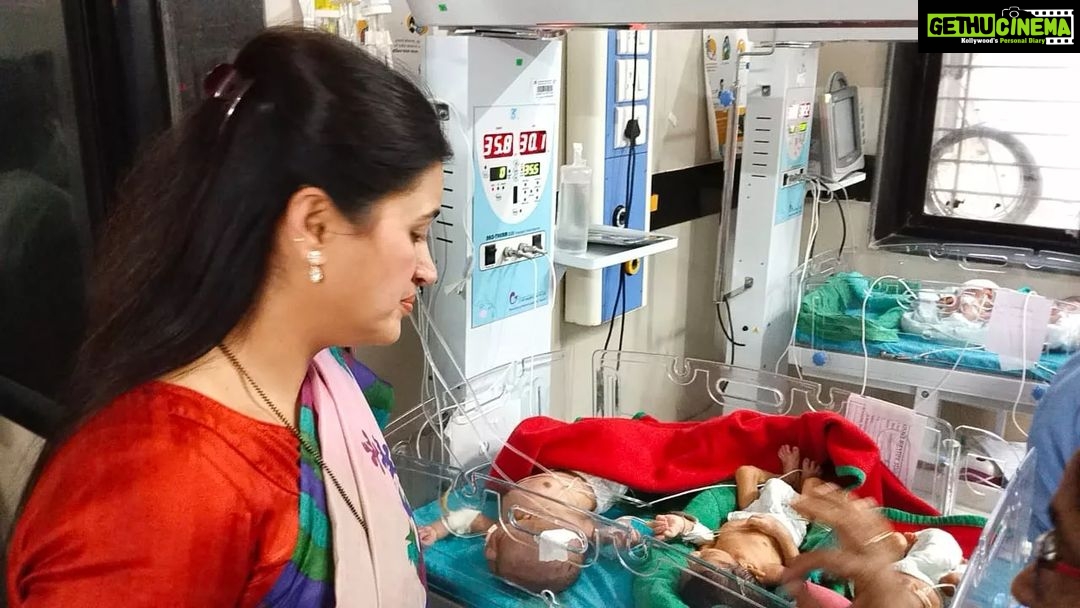 Navaneet Kaur Instagram - जिल्हा स्त्री रुग्णालय(डफरीन हॉस्पिटल)येथे नवजात शिशु कक्षात लागलेली आग ही शॉट सर्किटमुळे,या दुर्घटनेत कोणतीही जीवित हानी नाही,तातडीने रुग्णालयात धाव घेऊन परिस्थितीची माहिती घेतली,सर्व 27 शिशुना सुपर स्पेशालिटी मध्ये हलविण्यात आले असून,आता परिस्थिती आटोक्यात आहे