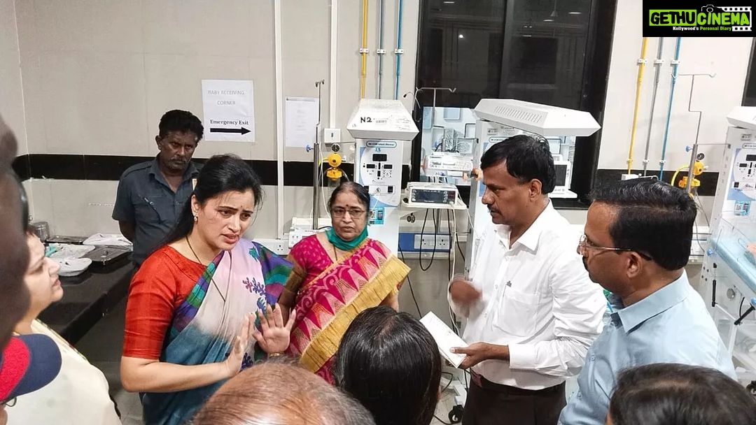 Navaneet Kaur Instagram - जिल्हा स्त्री रुग्णालय(डफरीन हॉस्पिटल)येथे नवजात शिशु कक्षात लागलेली आग ही शॉट सर्किटमुळे,या दुर्घटनेत कोणतीही जीवित हानी नाही,तातडीने रुग्णालयात धाव घेऊन परिस्थितीची माहिती घेतली,सर्व 27 शिशुना सुपर स्पेशालिटी मध्ये हलविण्यात आले असून,आता परिस्थिती आटोक्यात आहे