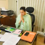 Navaneet Kaur Instagram - आज सुबह 11 बजे सामाजिक न्याय और अधिकारिता मंत्रालय भारत सरकार द्वारा मॉडल ज़िला दिव्यांगजन पुनर्वास केंद्रों (DDRC) क़ा उद्घाटन समारोह आयोजित हुआ। पूरे देश में कुल 09 मॉडल ज़िला दिव्यांगजन पुनर्वास केंद्रों (DDRC) क़ा शुभारम्भ वर्चूअली हुआ। जिसमें से एक मॉडल केंद्र मेरा संसदीय क्षेत्र अमरावती है इसका भी शुभारम्भ मा.केंद्रीय सामाजिक न्याय और अधिकारिता मंत्री श्री वीरेन्द्र कुमार ज़ी क़े करकमलों एवं आशीर्वचनों द्वारा हुआ। अमरावती संसदीय क्षेत्र क़ी जनप्रतिनिधि होने क़े नाते इस कार्यक्रम में मैं वर्चूअली उपस्थित रही, अमरावती ज़िलाधिकारी सहित जिले क़े अन्य अधिकारीगण और सम्मानित लोग भी उपस्थित रहे। मॉडल डीडीआरसी अमरावती क़े माध्यम से दिव्यांगजनों क़ो बेहतर सहायता दी जाएगी और केंद्र सरकार क़ा यह प्रयास है क़ि हमारे दिव्यांग भाई-बहनों क़ी हर सम्भव सहायता करने क़ी कोशिश रहे।