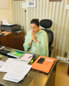 Navaneet Kaur Instagram - आज सुबह 11 बजे सामाजिक न्याय और अधिकारिता मंत्रालय भारत सरकार द्वारा मॉडल ज़िला दिव्यांगजन पुनर्वास केंद्रों (DDRC) क़ा उद्घाटन समारोह आयोजित हुआ। पूरे देश में कुल 09 मॉडल ज़िला दिव्यांगजन पुनर्वास केंद्रों (DDRC) क़ा शुभारम्भ वर्चूअली हुआ। जिसमें से एक मॉडल केंद्र मेरा संसदीय क्षेत्र अमरावती है इसका भी शुभारम्भ मा.केंद्रीय सामाजिक न्याय और अधिकारिता मंत्री श्री वीरेन्द्र कुमार ज़ी क़े करकमलों एवं आशीर्वचनों द्वारा हुआ। अमरावती संसदीय क्षेत्र क़ी जनप्रतिनिधि होने क़े नाते इस कार्यक्रम में मैं वर्चूअली उपस्थित रही, अमरावती ज़िलाधिकारी सहित जिले क़े अन्य अधिकारीगण और सम्मानित लोग भी उपस्थित रहे। मॉडल डीडीआरसी अमरावती क़े माध्यम से दिव्यांगजनों क़ो बेहतर सहायता दी जाएगी और केंद्र सरकार क़ा यह प्रयास है क़ि हमारे दिव्यांग भाई-बहनों क़ी हर सम्भव सहायता करने क़ी कोशिश रहे।
